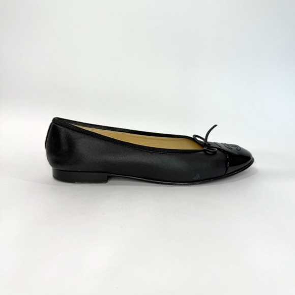 ✨SOLD✨ Chanel Black Lambskin Ballet Flats - Picture 8 of 11